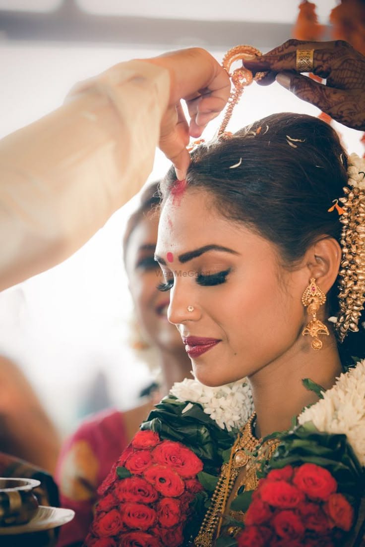 Photo of A south Indian bride getting sindoor in her head Photo of A south Indian bride getting sindoor in her head
